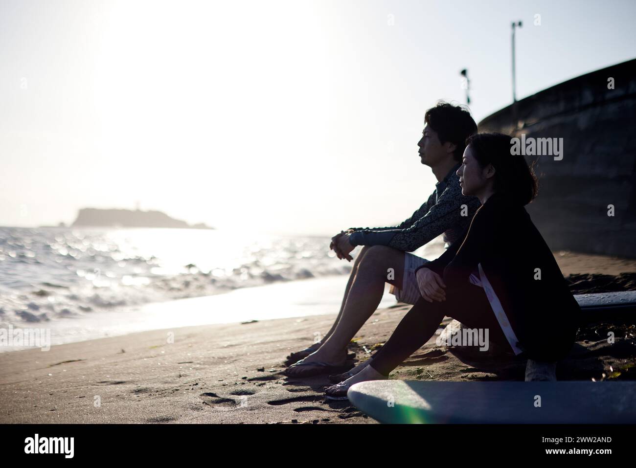 Un couple assis sur la plage Banque D'Images