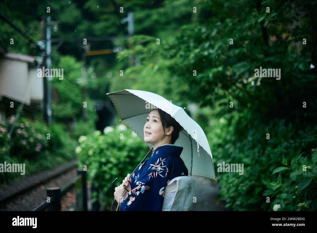 Une femme dans un kimono marchant sur un chemin Banque D'Images