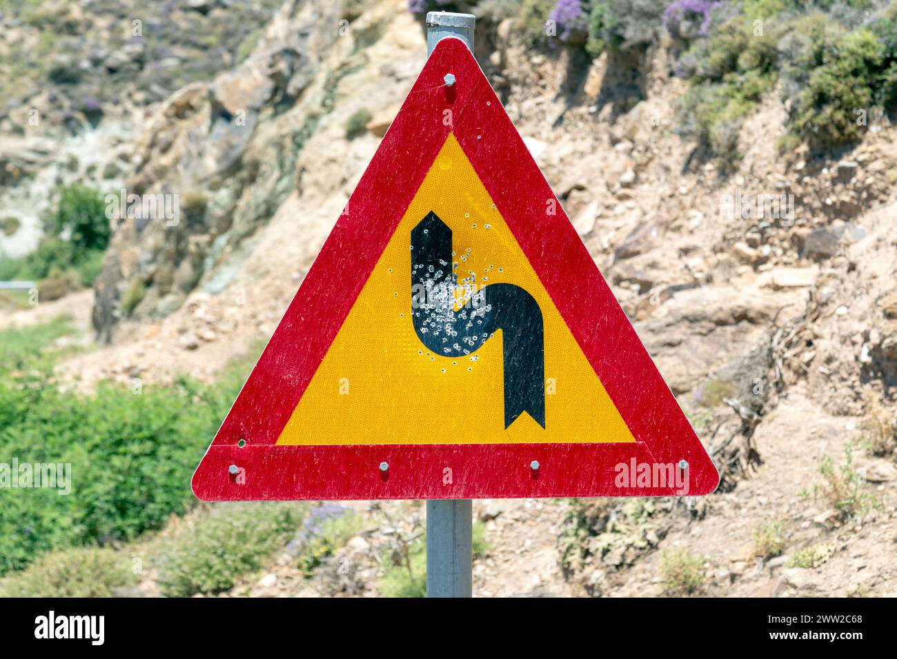 Un panneau de trafic à côté d'une route avec des traces de balles au milieu sur l'île de Crète (Grèce) Banque D'Images