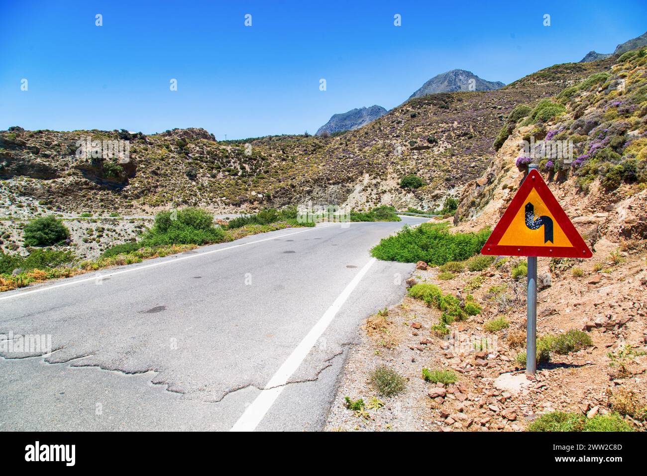 Un panneau de trafic à côté d'une route avec des traces de balles au milieu sur l'île de Crète (Grèce) Banque D'Images