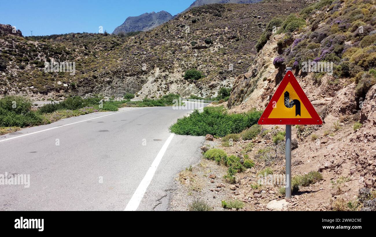 Un panneau de trafic à côté d'une route avec des traces de balles au milieu sur l'île de Crète (Grèce) Banque D'Images