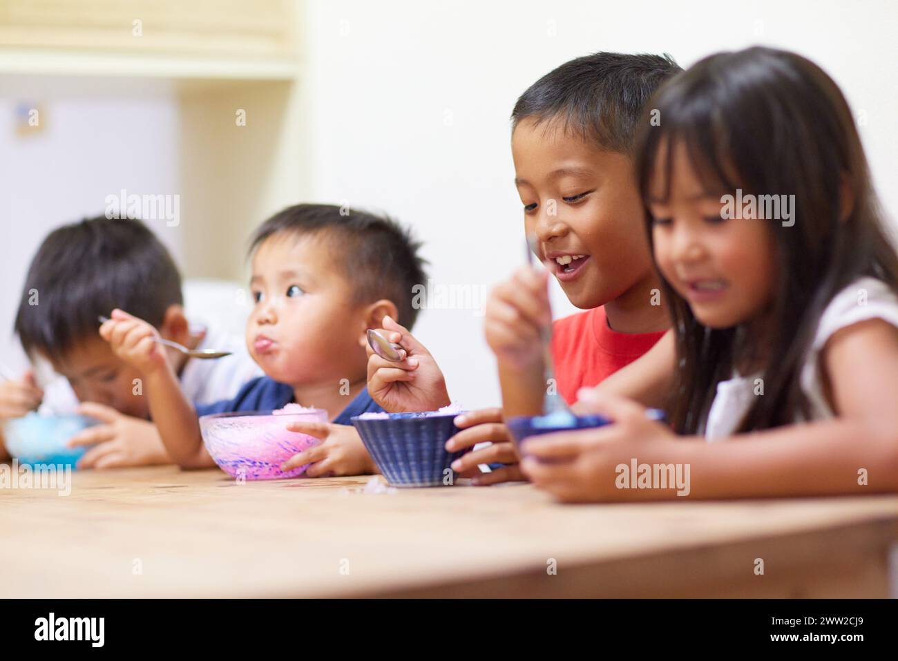 Les enfants mangent de la glace rasée Banque D'Images