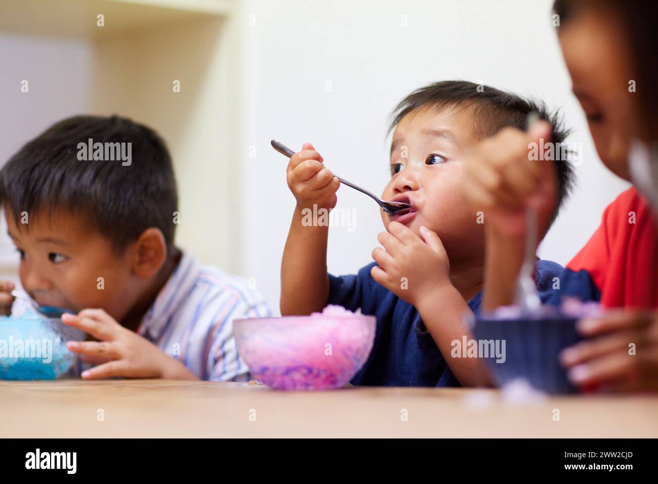 Les enfants mangent de la glace rasée Banque D'Images