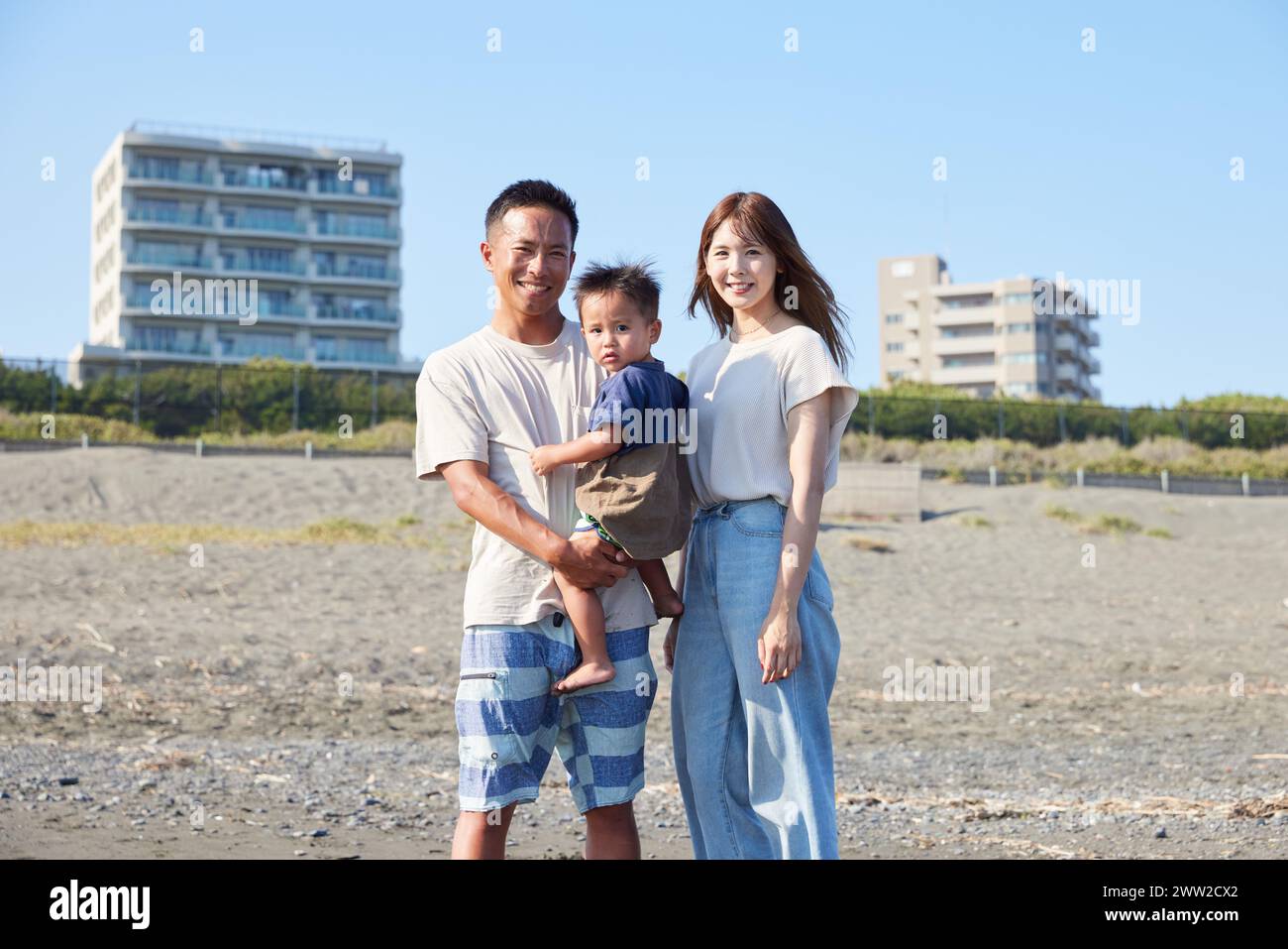 Famille asiatique à la plage Banque D'Images