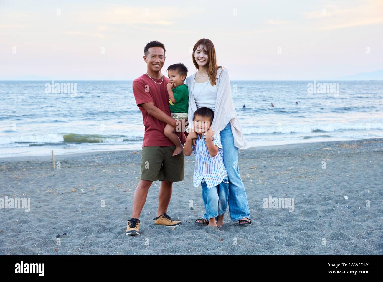 Famille asiatique à la plage Banque D'Images