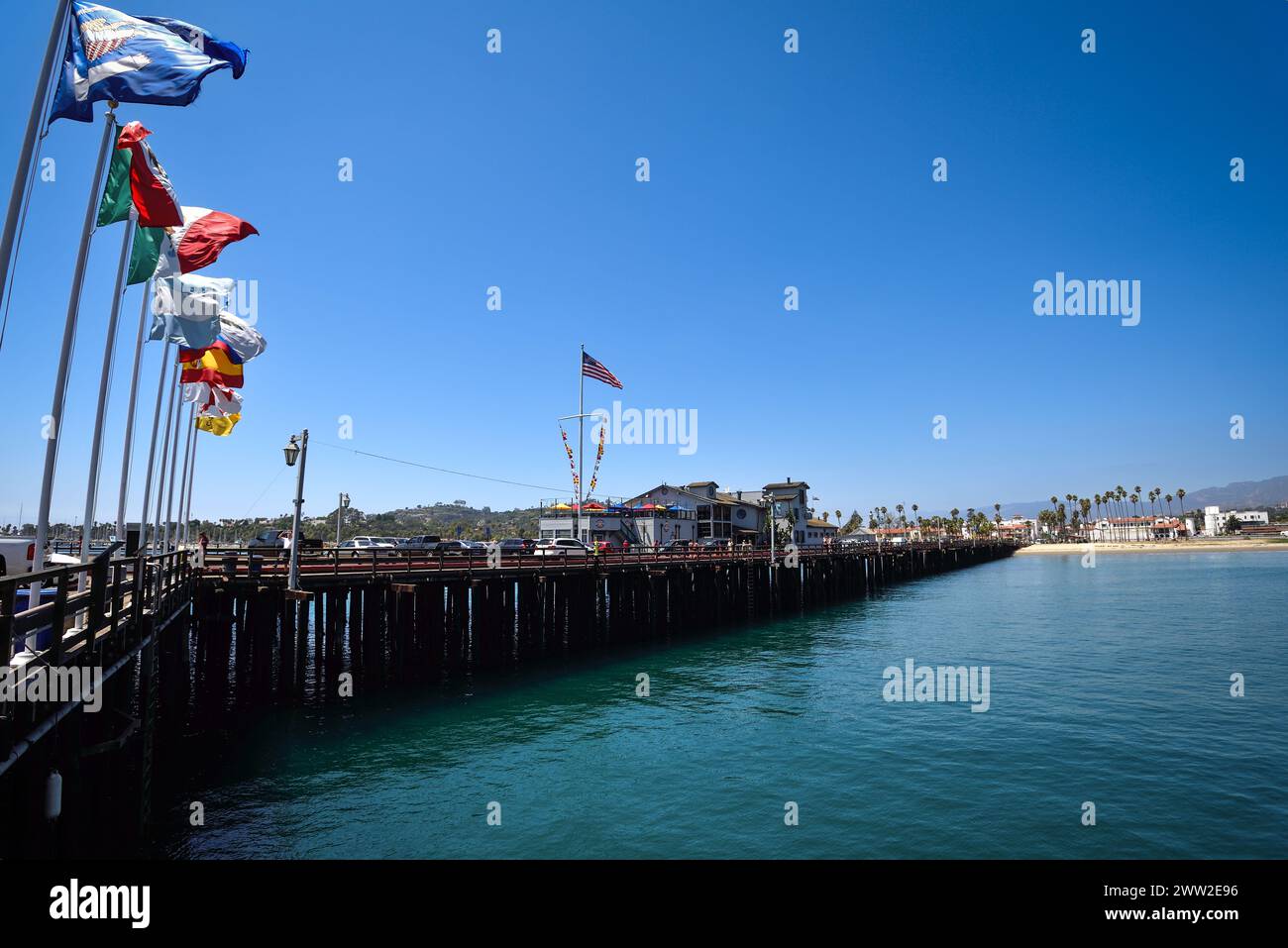 Drapeaux de campagne sur Stearns Wharf près de la côte de Santa Barbara, Californie Banque D'Images