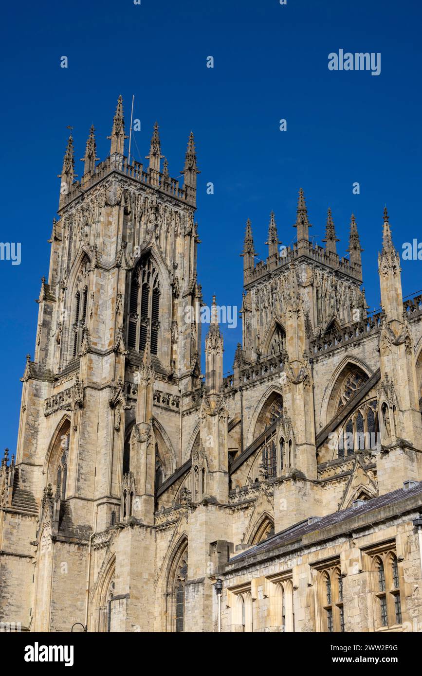 Vue vers West Towers, cathédrale York Minster, York, Angleterre Banque D'Images