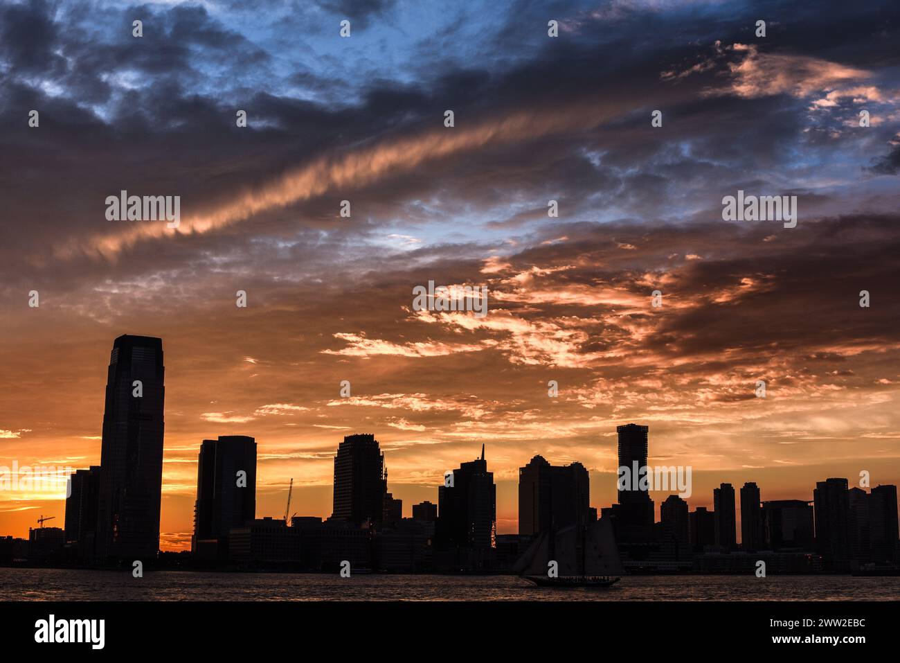 Dramatique coucher de soleil ciel sur les silhouettes de Jersey City Skyline - New York, États-Unis Banque D'Images