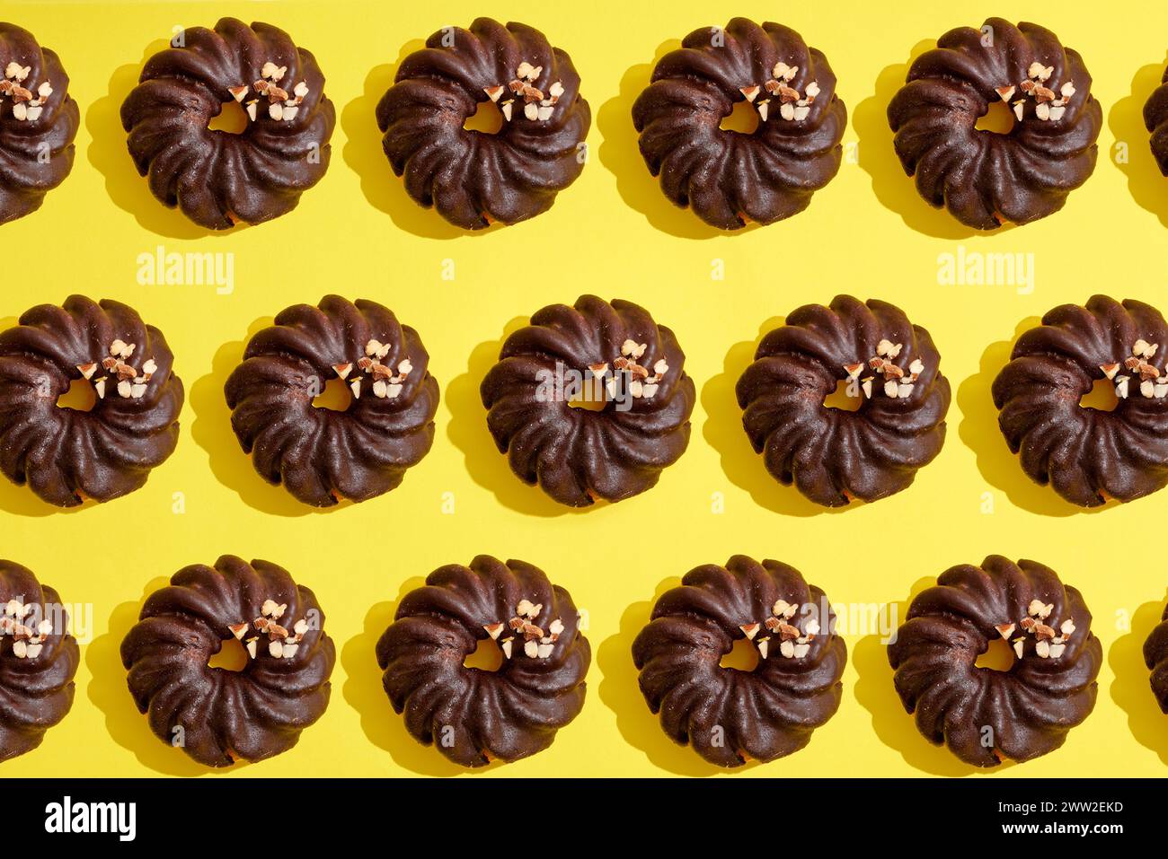 Un motif de beignets sur un fond jaune Banque D'Images