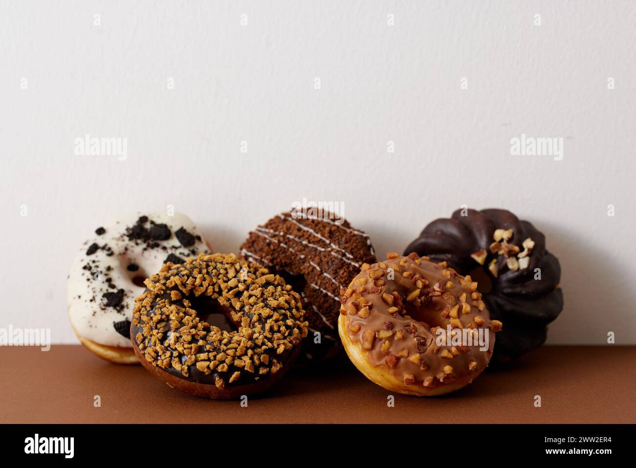 Un groupe de beignets assis sur une surface brune Banque D'Images