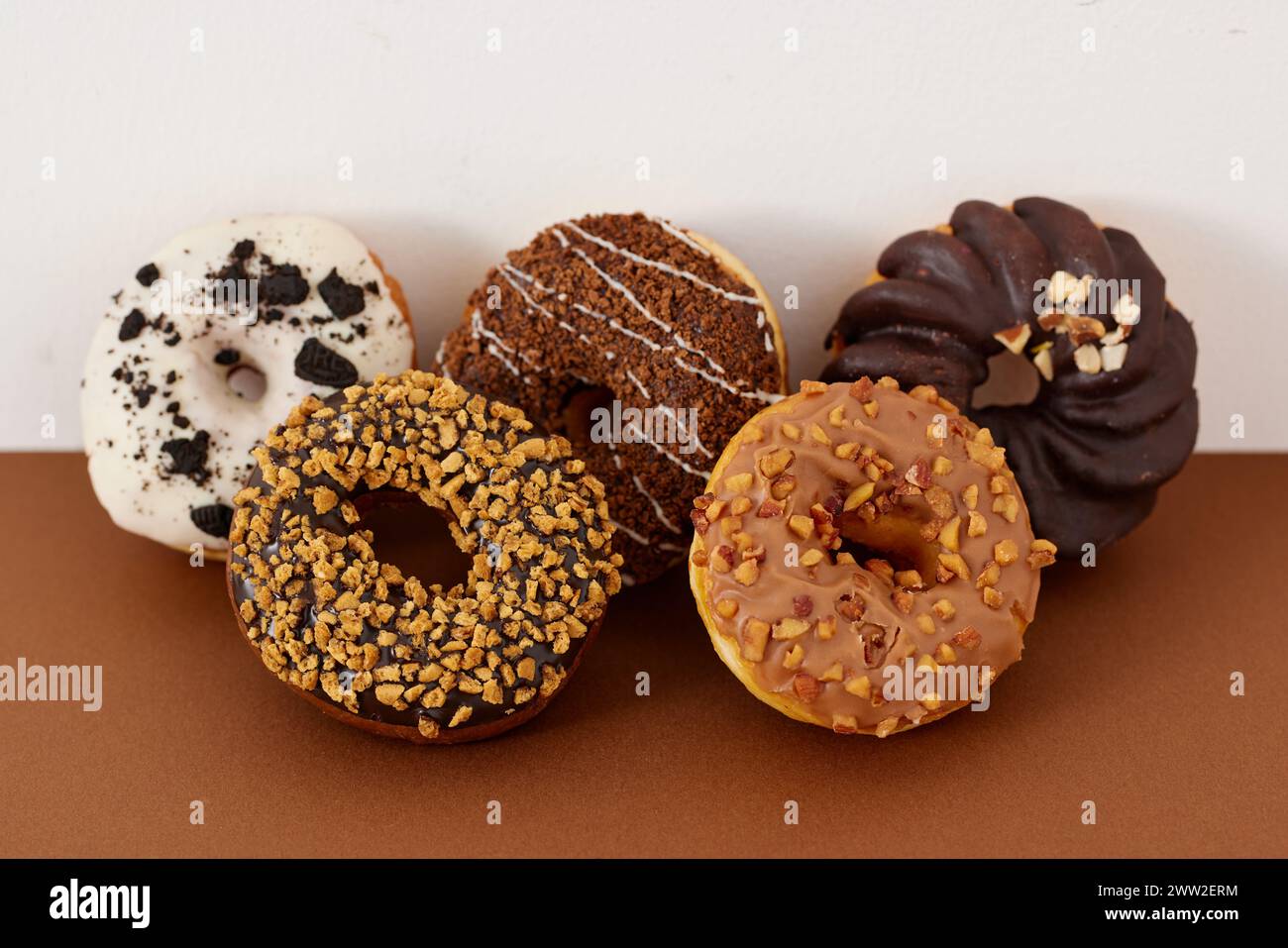 Un groupe de beignets assis sur une surface brune Banque D'Images