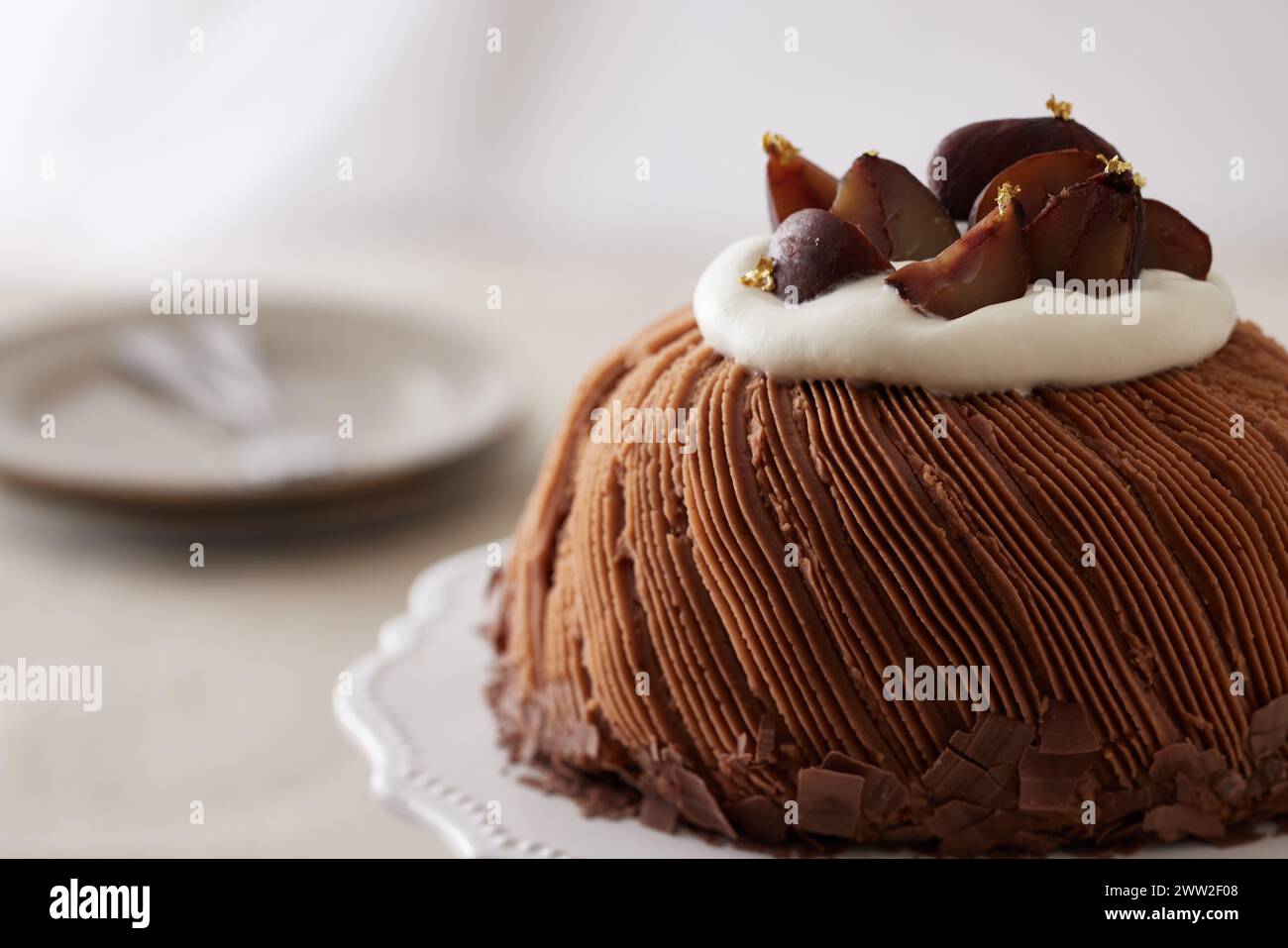 Un gâteau sur une assiette blanche Banque D'Images