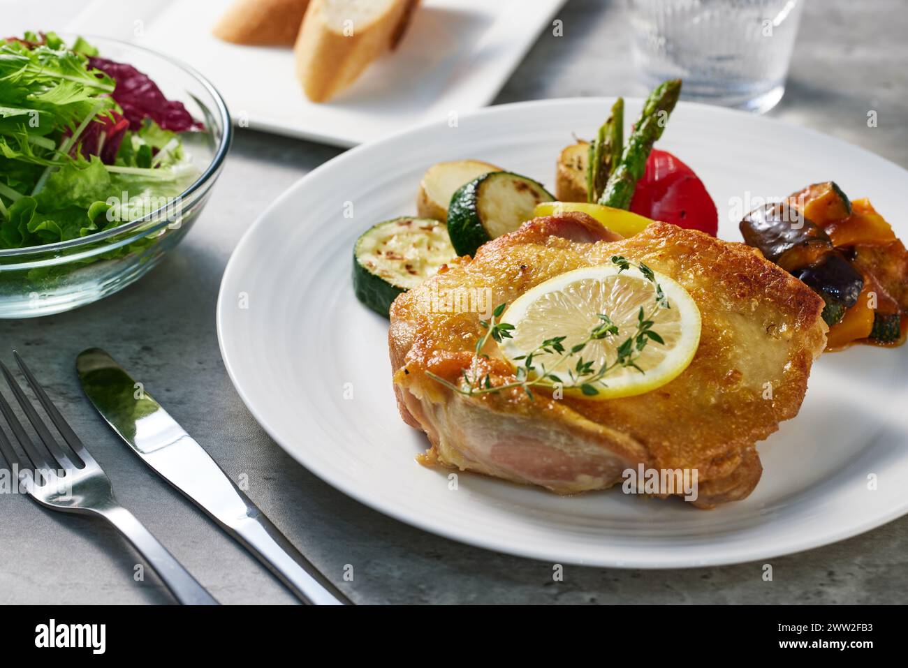 Une assiette avec une poitrine de poulet et des légumes Banque D'Images