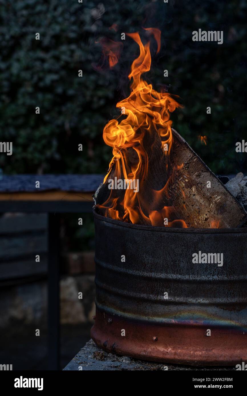 Chroniques de feu de camp. Contes autour des flammes en plein air. Banque D'Images