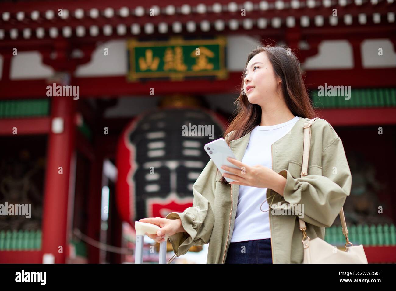 Une femme debout devant un temple Banque D'Images