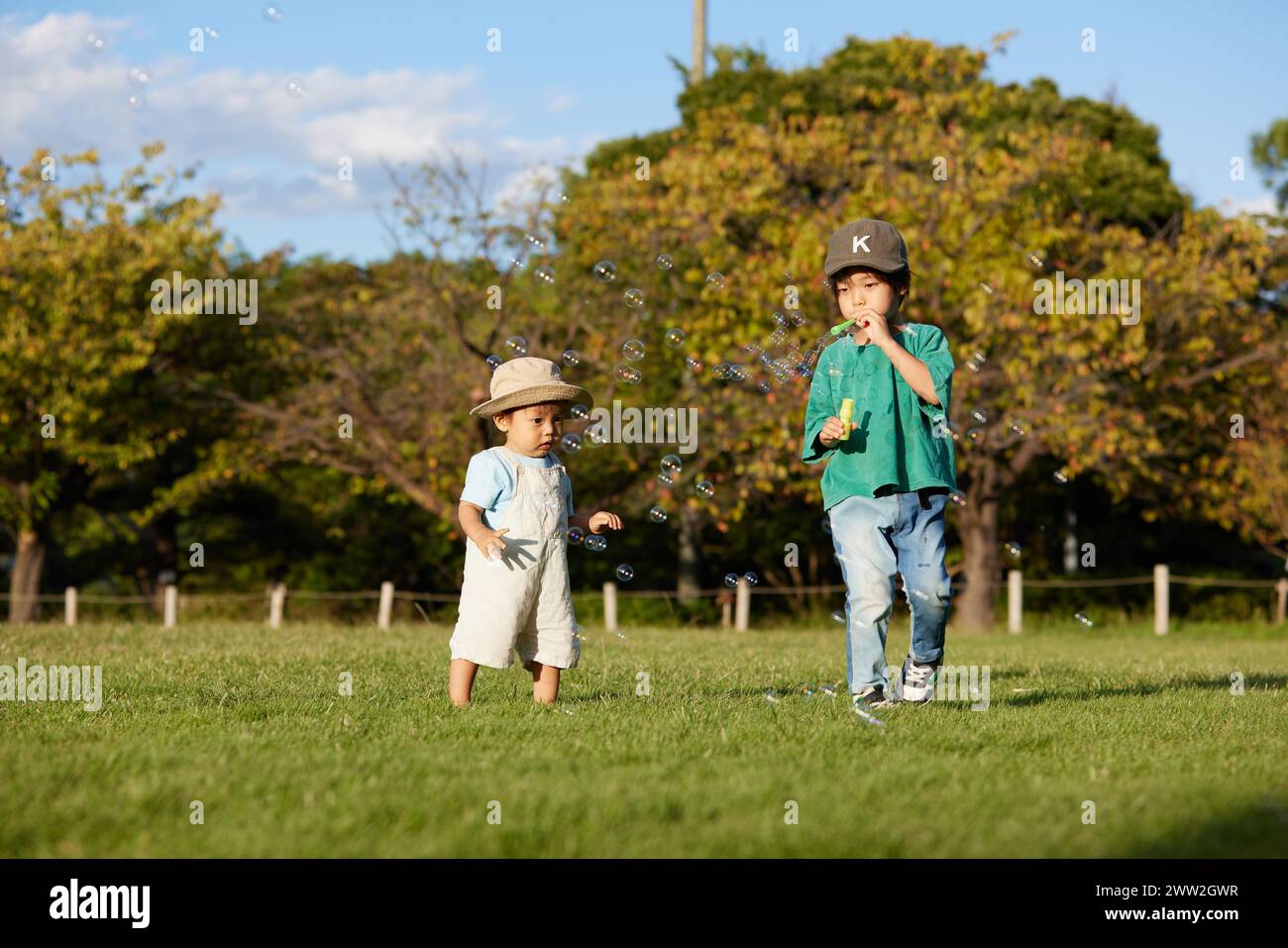 Deux enfants jouant dans un champ Banque D'Images