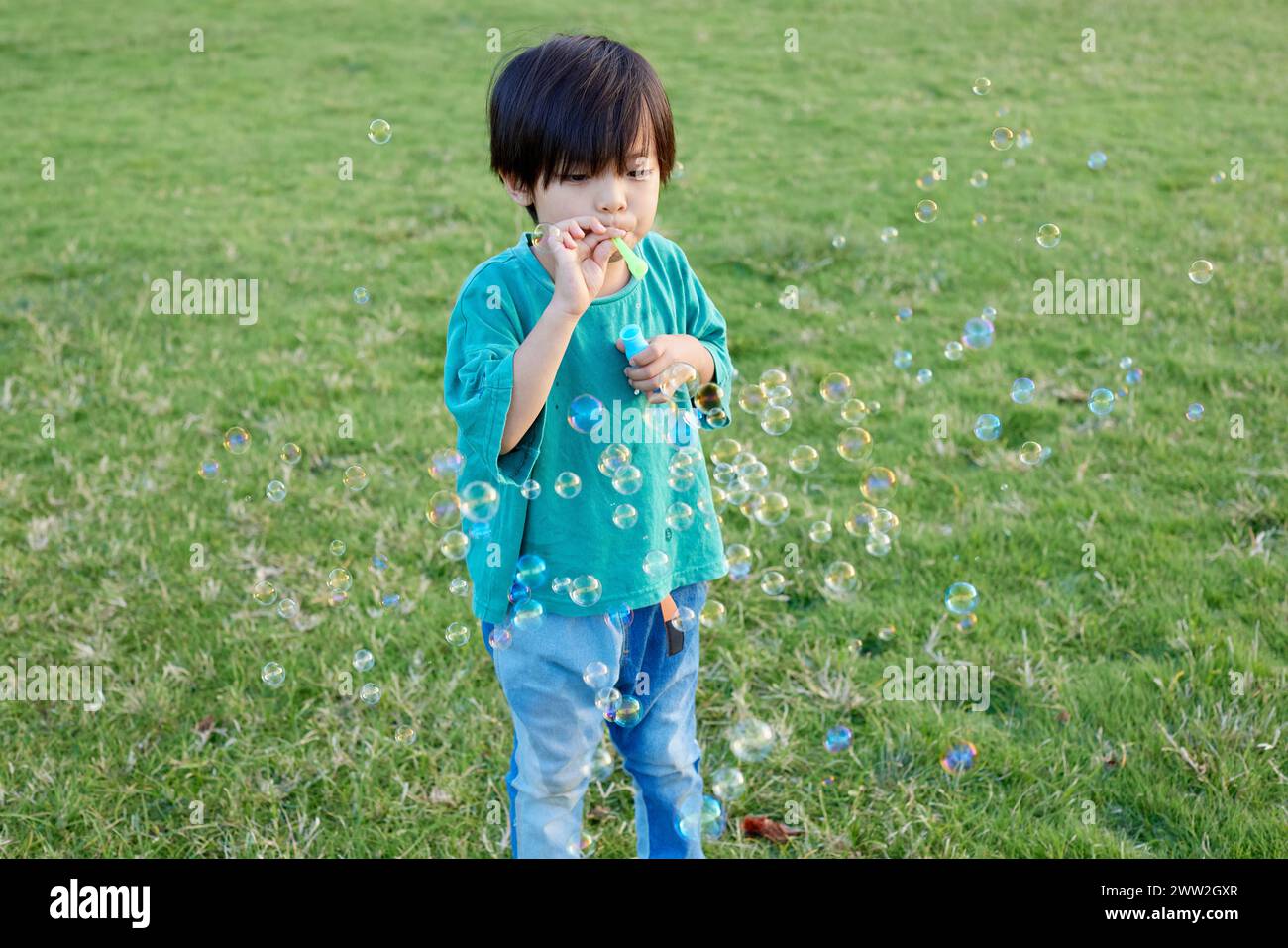 Enfant jouant dans un champ Banque D'Images