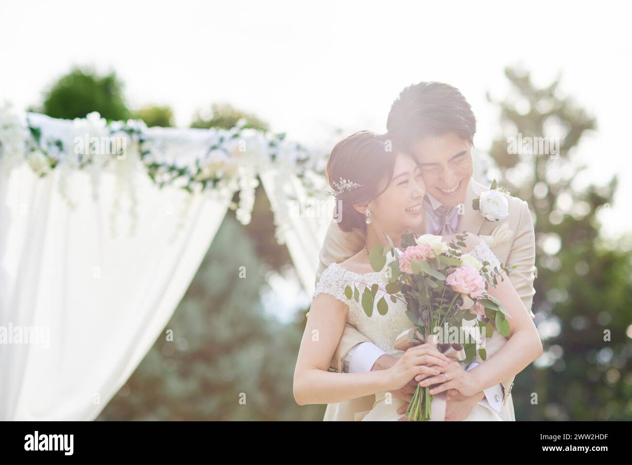 Couple de mariage asiatique se tenant dans le parc Banque D'Images