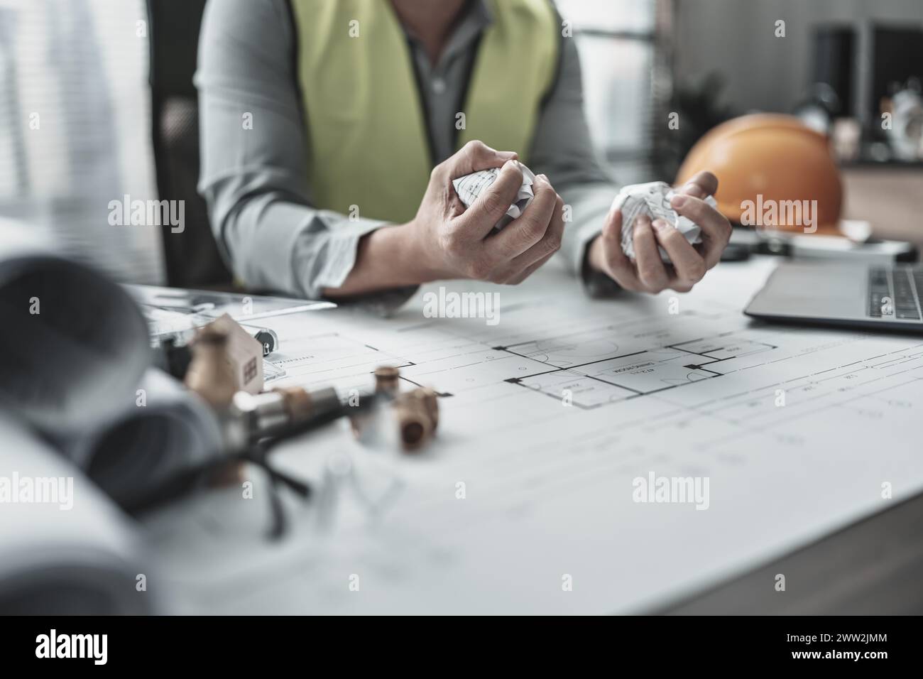 L'architecte, ingénieur, a fait une erreur dans la conception du plan. Plan de croustillant de papier en main. Concept d'échec, d'erreur et de problème. Banque D'Images
