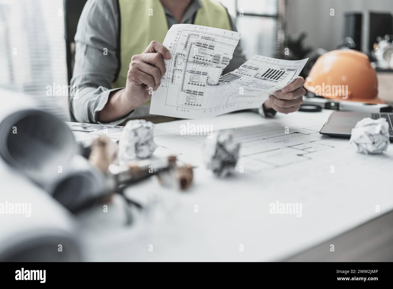 L'architecte a commis une erreur en concevant le plan et en déchirant le papier. Papier crump sur le plan. Concept d'échec, d'erreur et de problème. Banque D'Images