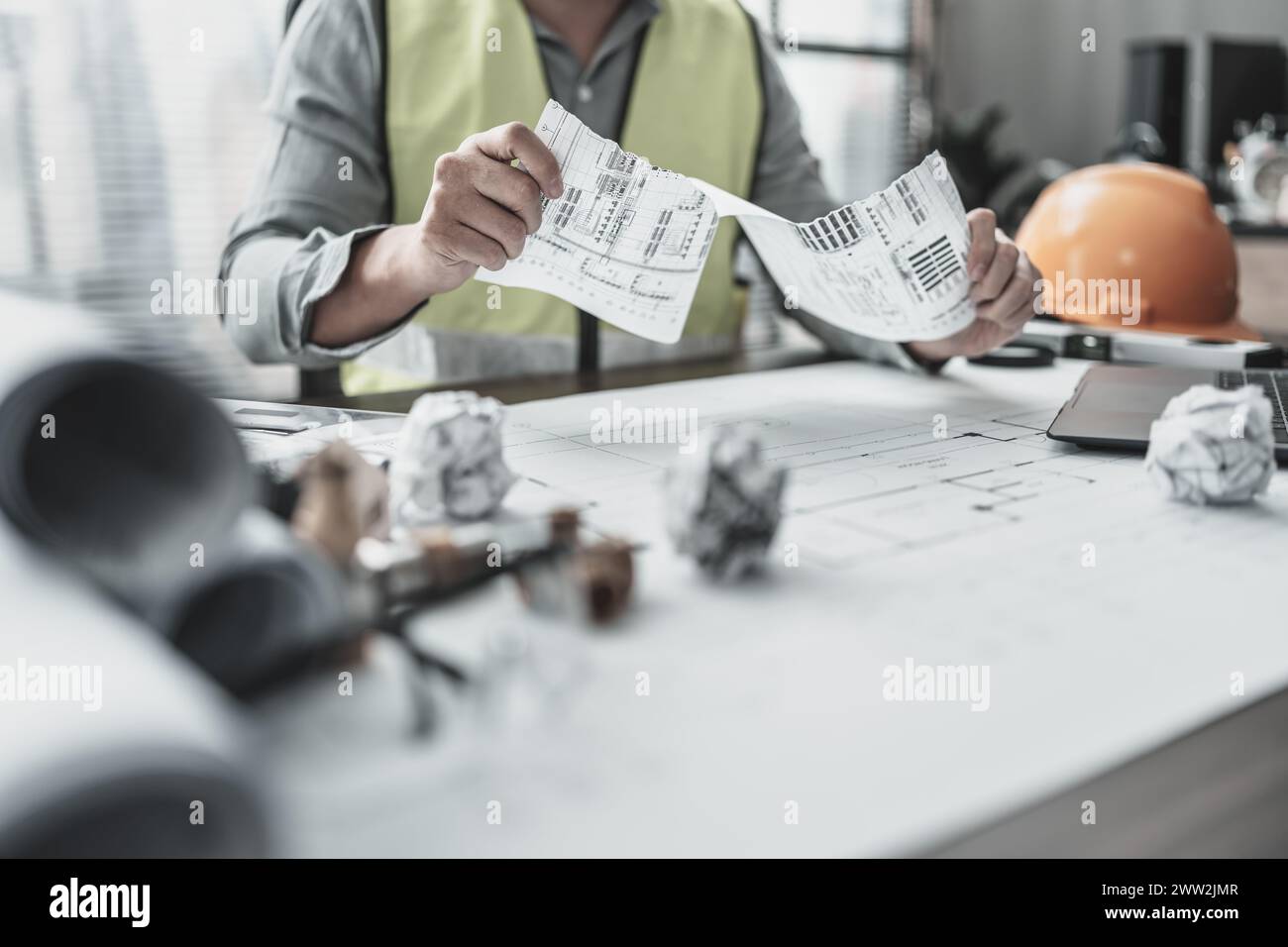 L'architecte a commis une erreur en concevant le plan et en déchirant le papier. Papier crump sur le plan. Concept d'échec, d'erreur et de problème. Banque D'Images