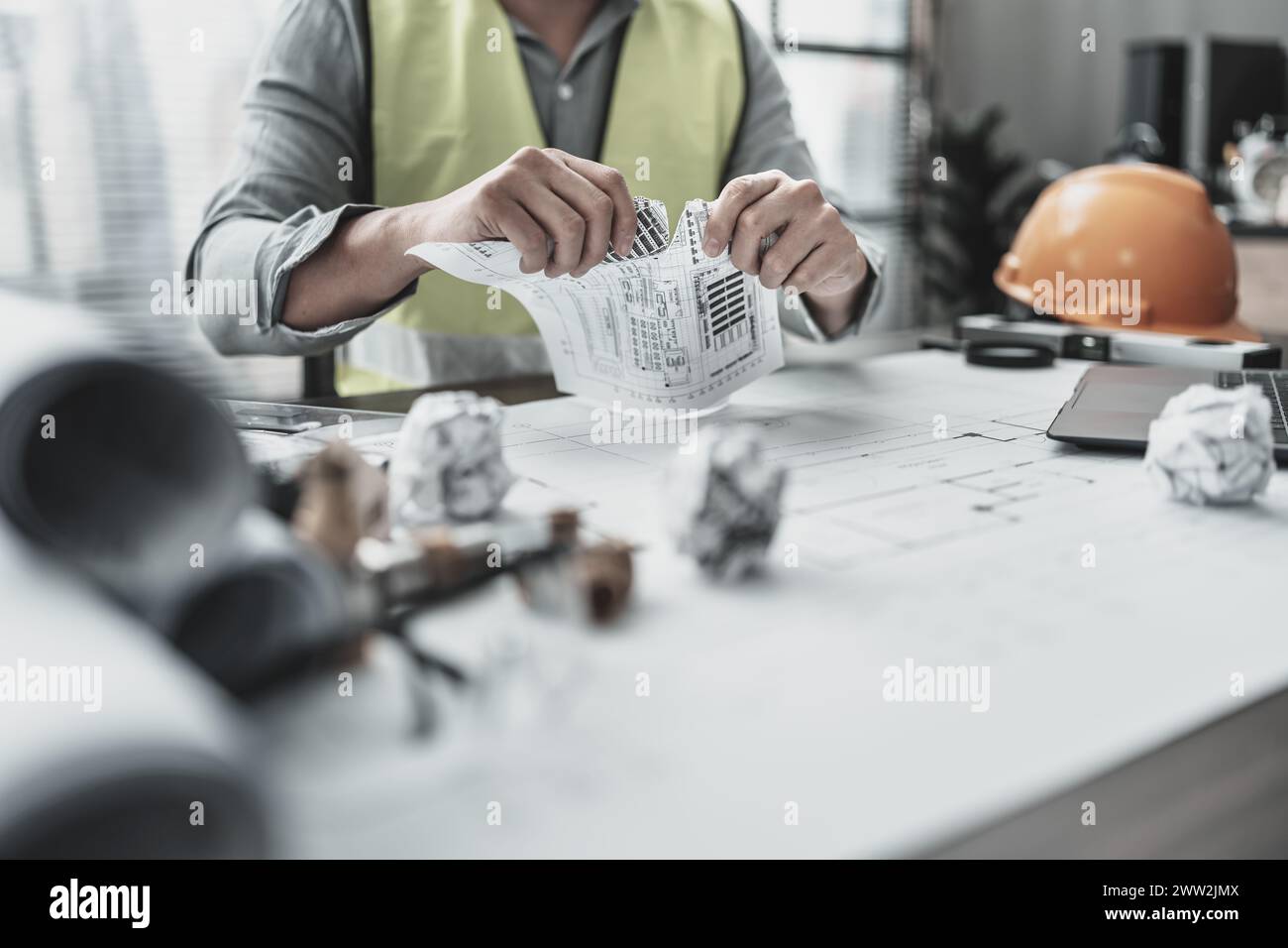 L'architecte a commis une erreur en concevant le plan et en déchirant le papier. Papier crump sur le plan. Concept d'échec, d'erreur et de problème. Banque D'Images
