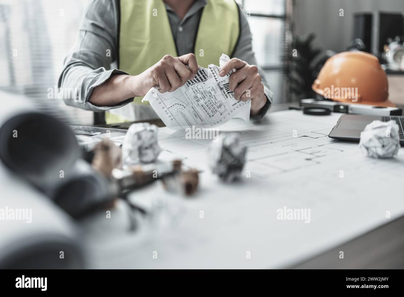 L'architecte a commis une erreur en concevant le plan et en déchirant le papier. Papier crump sur le plan. Concept d'échec, d'erreur et de problème. Banque D'Images
