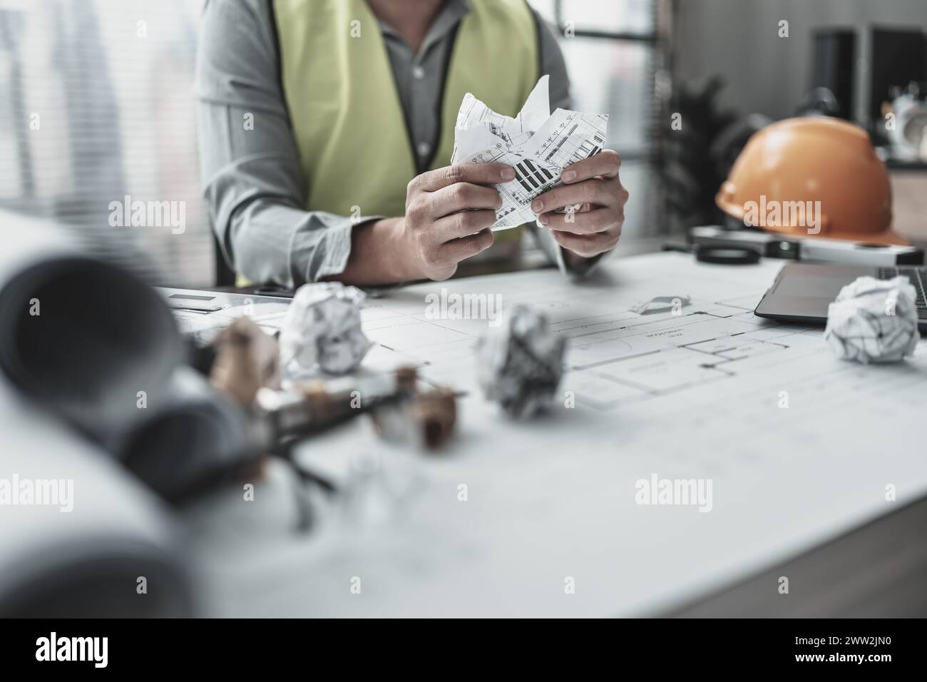 L'architecte a commis une erreur en concevant le plan et en déchirant le papier. Papier crump sur le plan. Concept d'échec, d'erreur et de problème. Banque D'Images