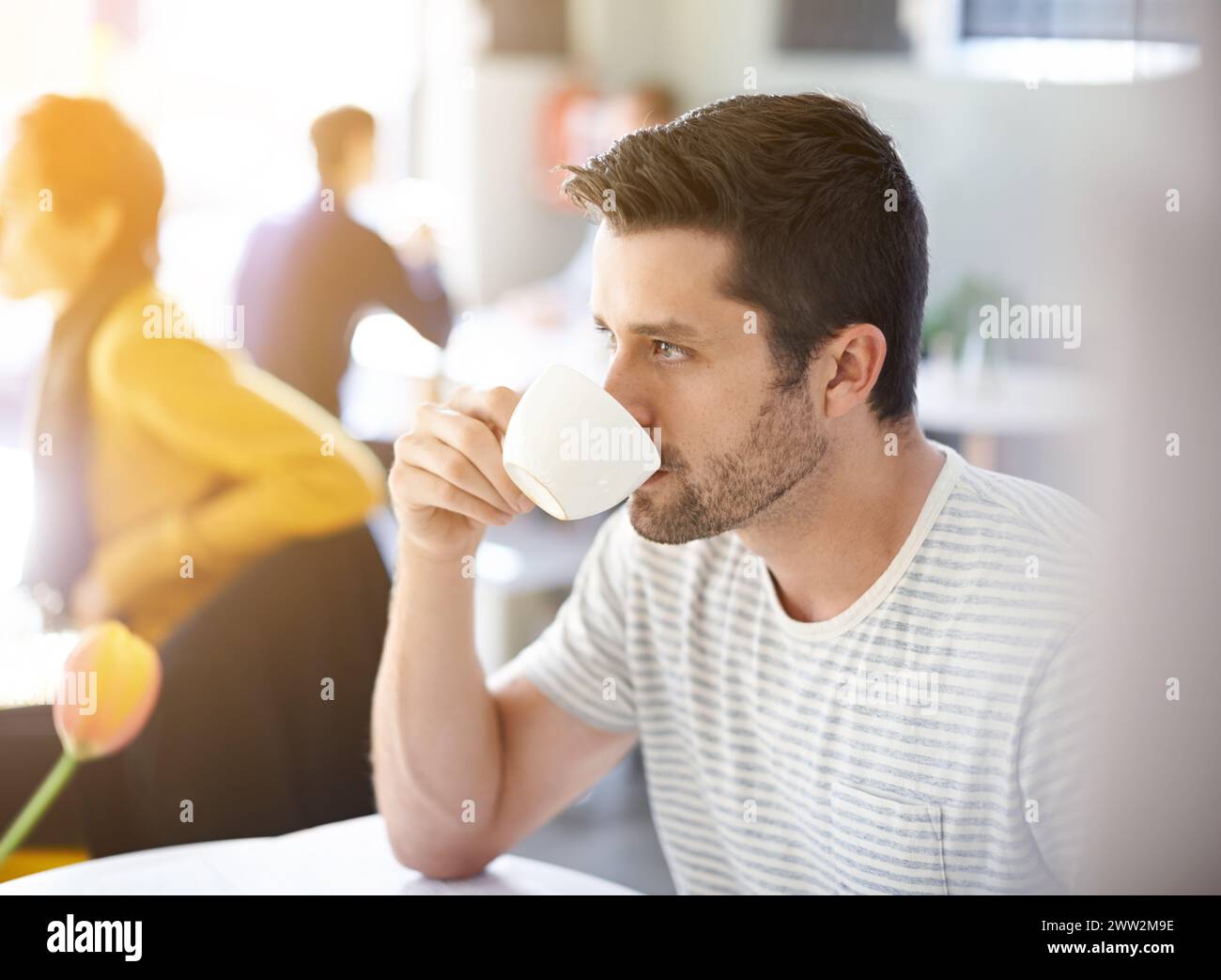 Café, réflexion et homme buvant au restaurant, cafétéria et dîner pour le petit déjeuner, le bien-être et la pause. Personne avec idée, réfléchie et questionnée Banque D'Images