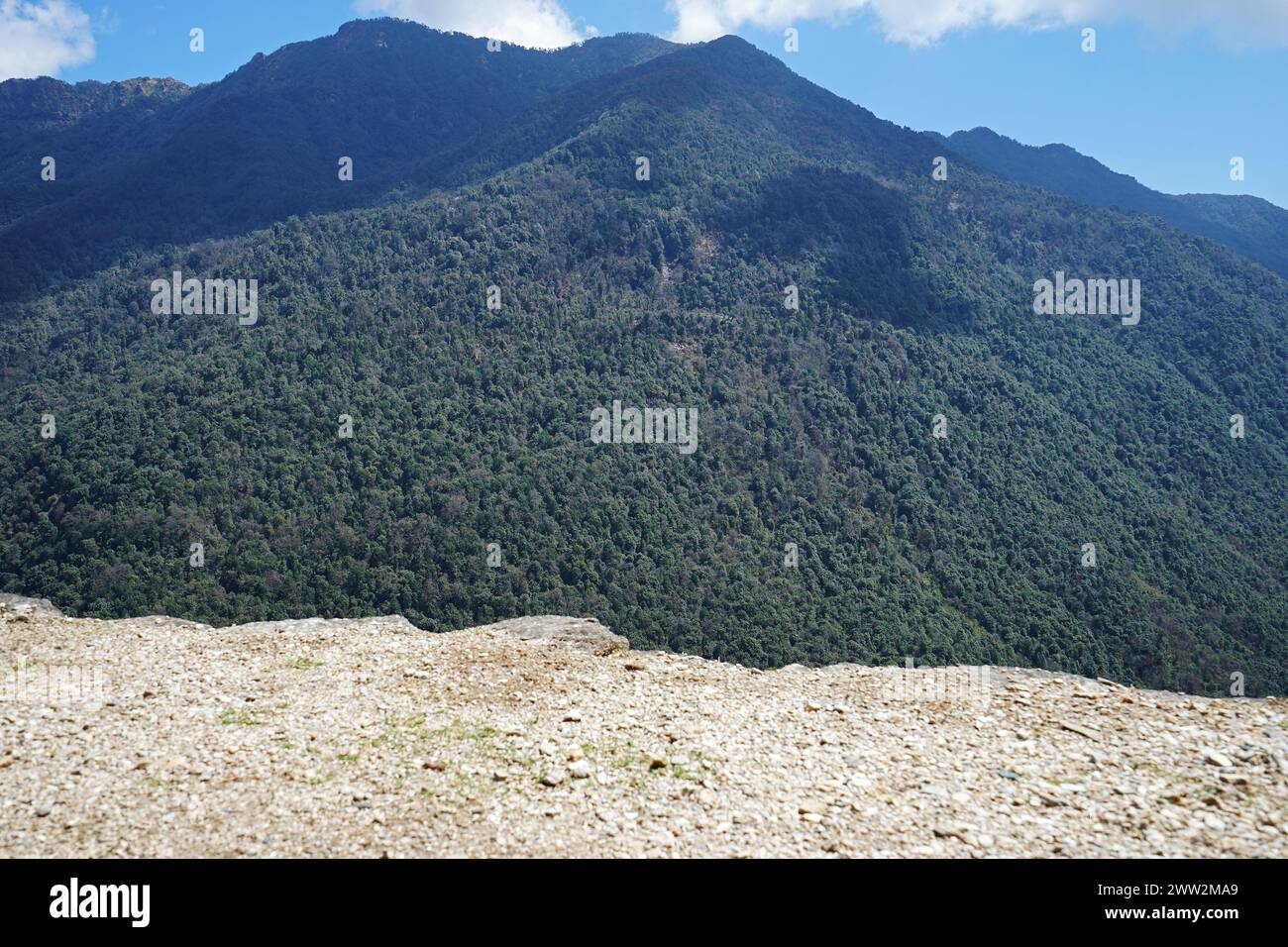 Paysage naturel de vue sur la montagne enneigée et chaîne de collines avec ciel bleu nuageux Banque D'Images