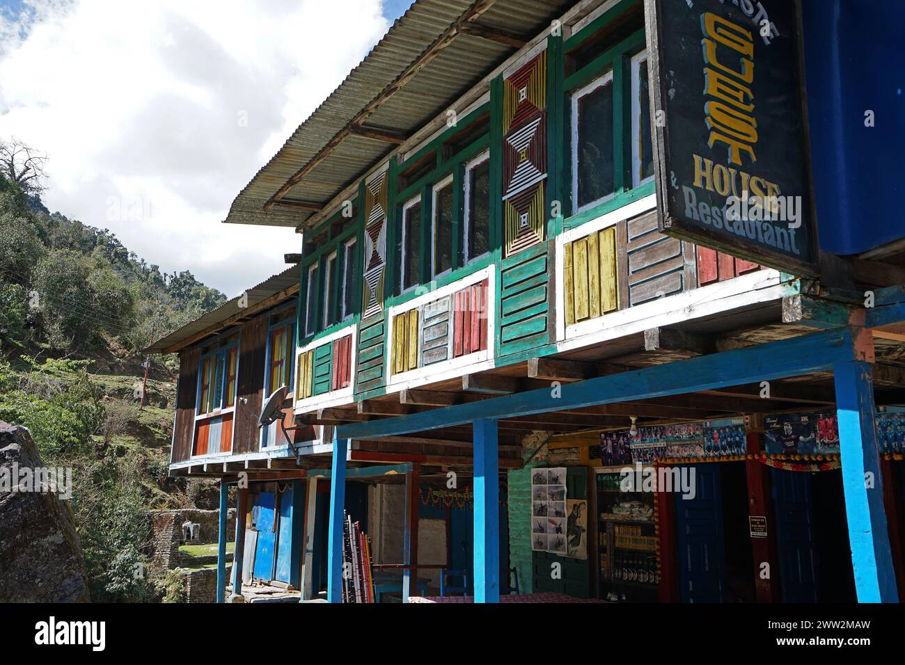 Architecture extérieure et conception du bâtiment de la maison d'hôtes parmi la chaîne de montagnes naturelle et ciel bleu nuageux le long de Ghorepani Poon Hill trekking, Népal Banque D'Images