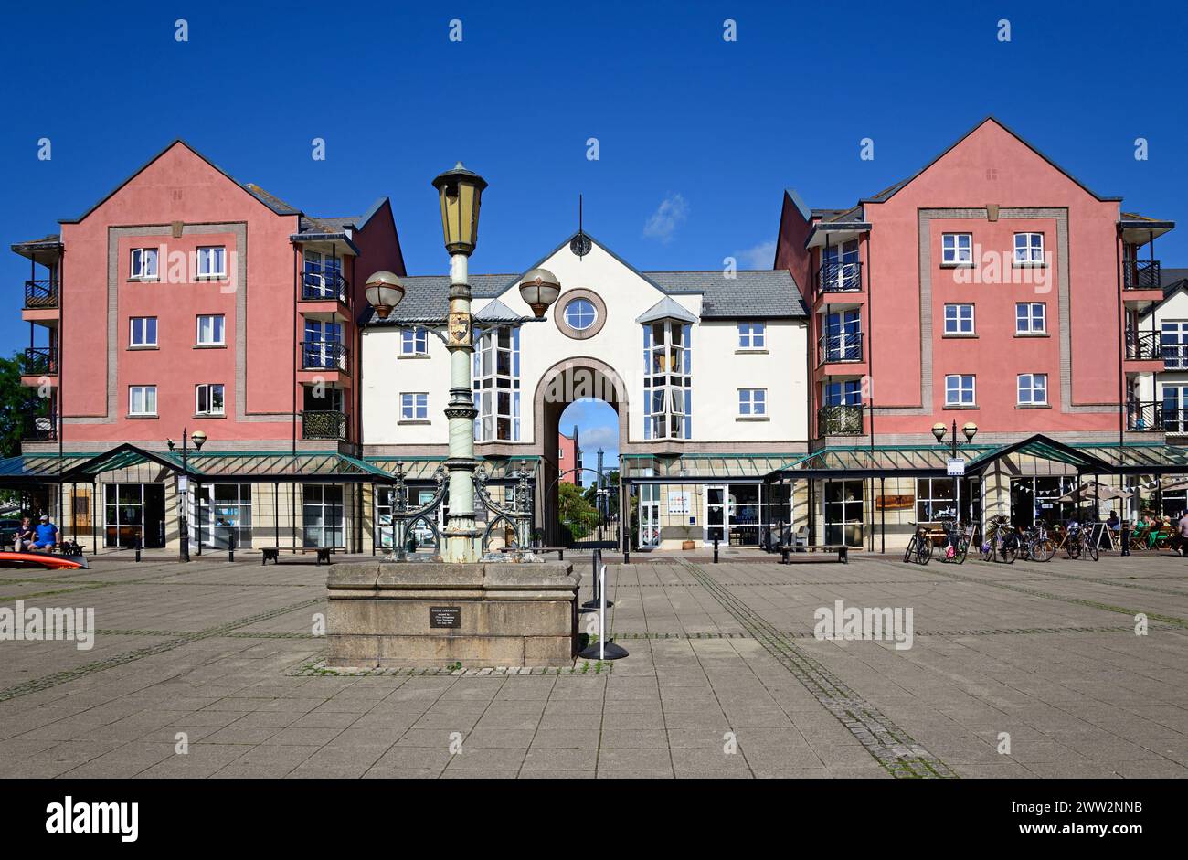 Rang de vélo dans la Piazza Terracina avec un vieux lampadaire au premier plan, Exeter, Devon, Royaume-Uni, Europe. Banque D'Images