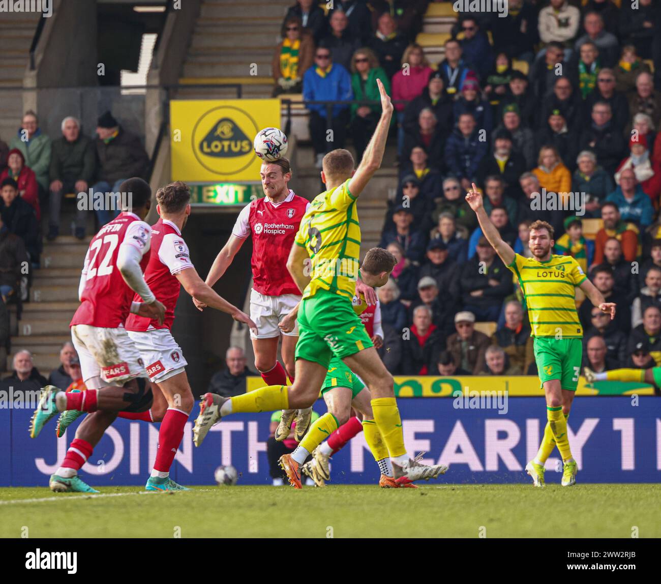 Tom Eaves de Rotherham United remportant un header- Norwich City v Rotherham United, Sky Bet Championship, Carrow Road, Norwich, UK - 9 mars 2024 usage éditorial uniquement - des restrictions DataCo s'appliquent Banque D'Images