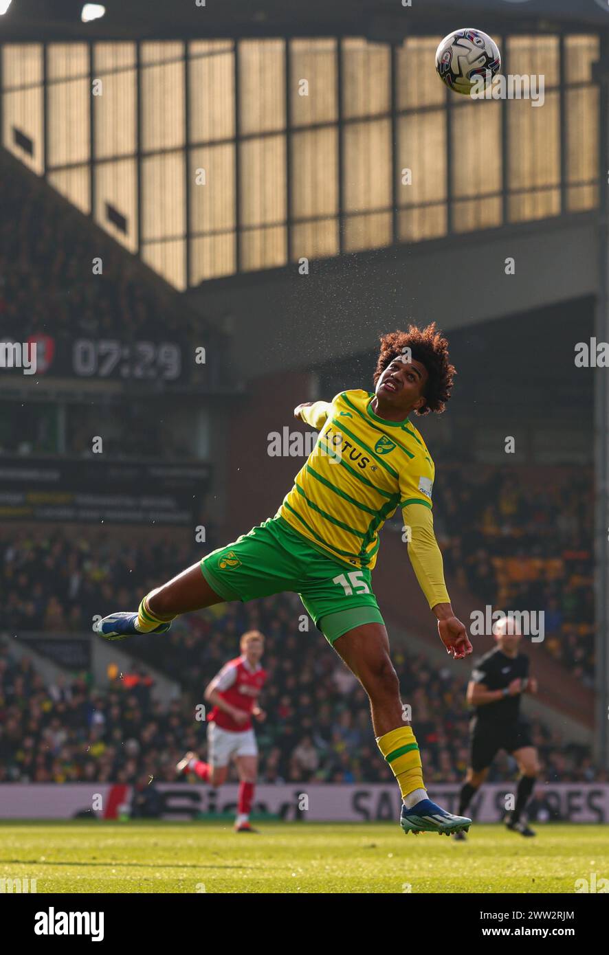 Sam McCallum de Norwich City remportant un header- Norwich City v Rotherham United, Sky Bet Championship, Carrow Road, Norwich, Royaume-Uni - 9 mars 2024 usage éditorial uniquement - des restrictions de DataCo s'appliquent Banque D'Images