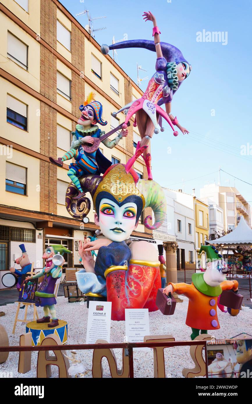 Les sculptures et monuments en bois et papier mâché connus sous le nom de Las Fallas en célébration de la Saint Joseph dans la ville valencienne d'Oliva, en Espagne Banque D'Images