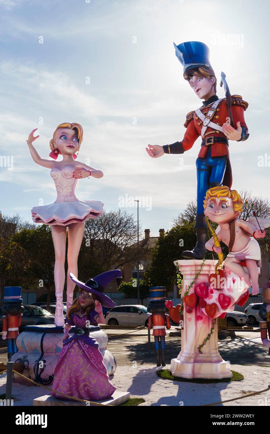 Les sculptures et monuments en bois et papier mâché connus sous le nom de Las Fallas en célébration de la Saint Joseph dans la ville valencienne d'Oliva, en Espagne Banque D'Images