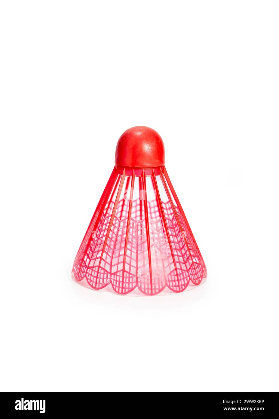 Balle de Badminton en plastique rouge (Shuttlecock), isolée sur fond blanc Banque D'Images