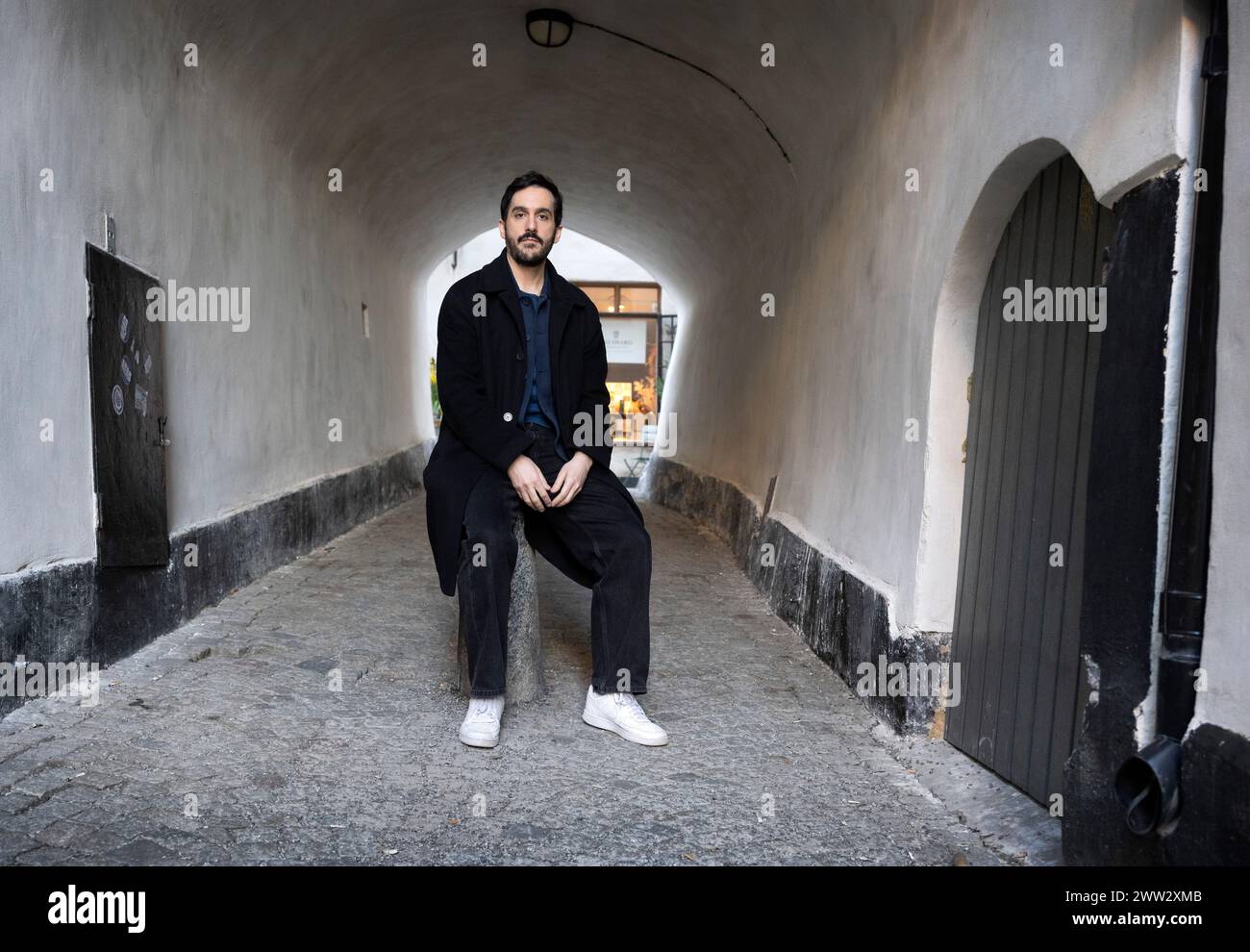 Le réalisateur suédois Levan Akin photographié dans la vieille ville de Stockholm, en Suède, le 19 mars 2024. Photo : Anders Wiklund / TT / Code 10030 Banque D'Images