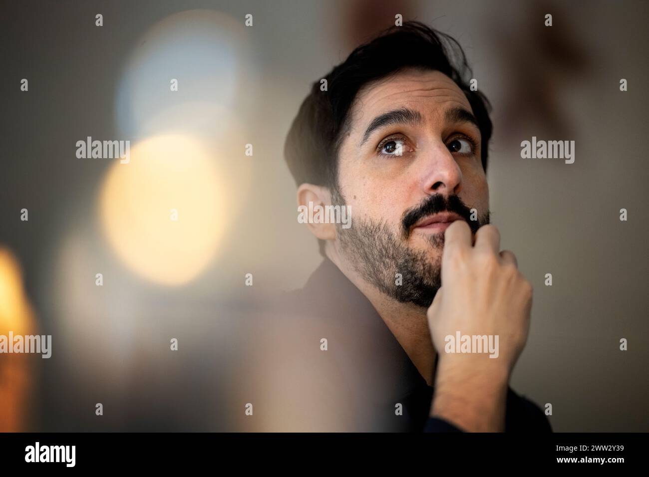 Le réalisateur suédois Levan Akin photographié dans la vieille ville de Stockholm, en Suède, le 19 mars 2024. Photo : Anders Wiklund / TT / Code 10030 Banque D'Images