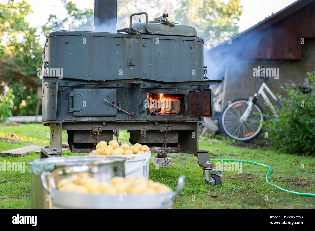 Poêle à bois. La porte du poêle extérieur est utilisée comme cuisine de champ. Vieux poêle à bois vintage. Banque D'Images