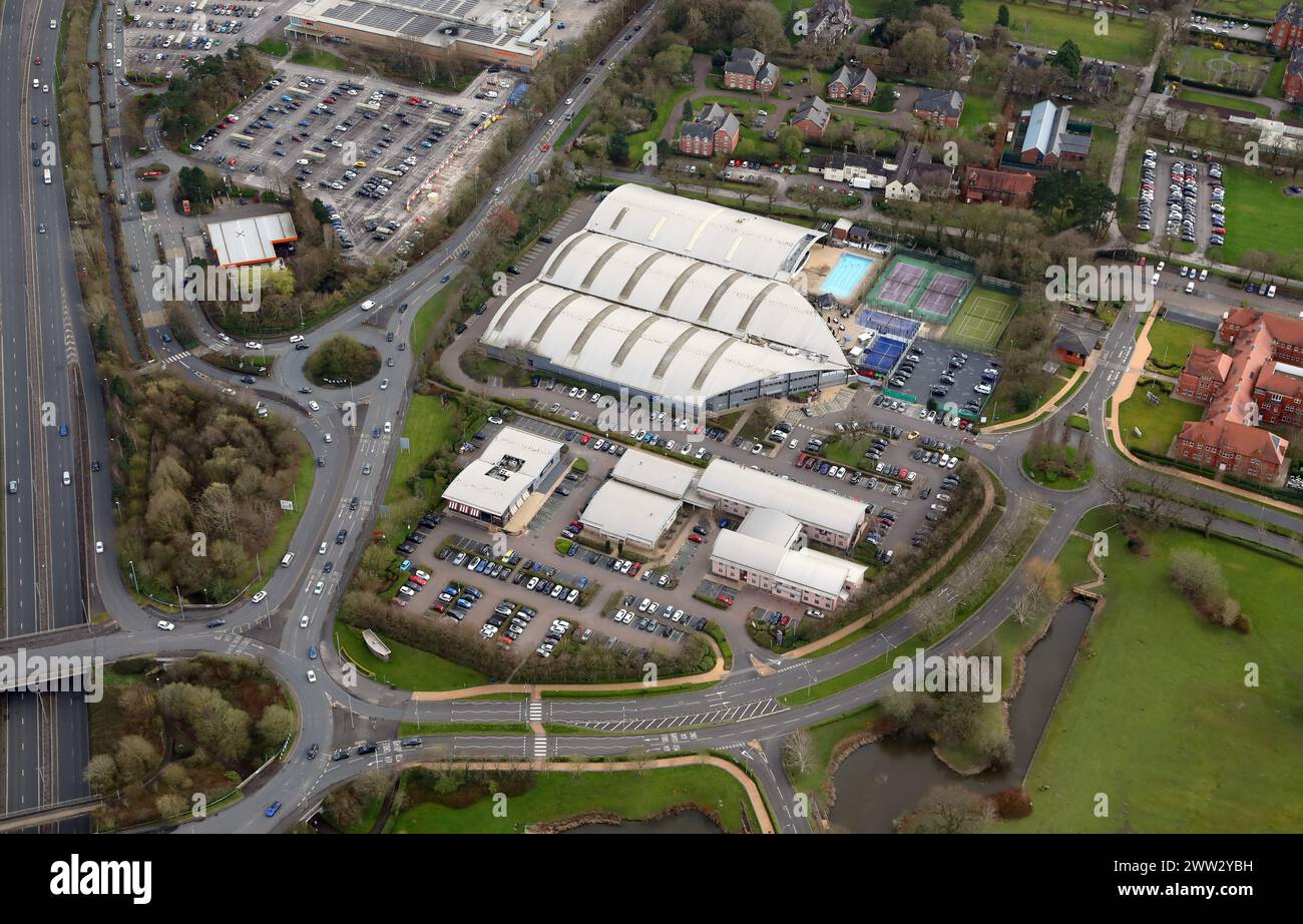 Vue aérienne du David Lloyd Centre Cheadle sud de Manchester. Le premier Inn sur Cheadle Royal Busniess Park est également montré Banque D'Images