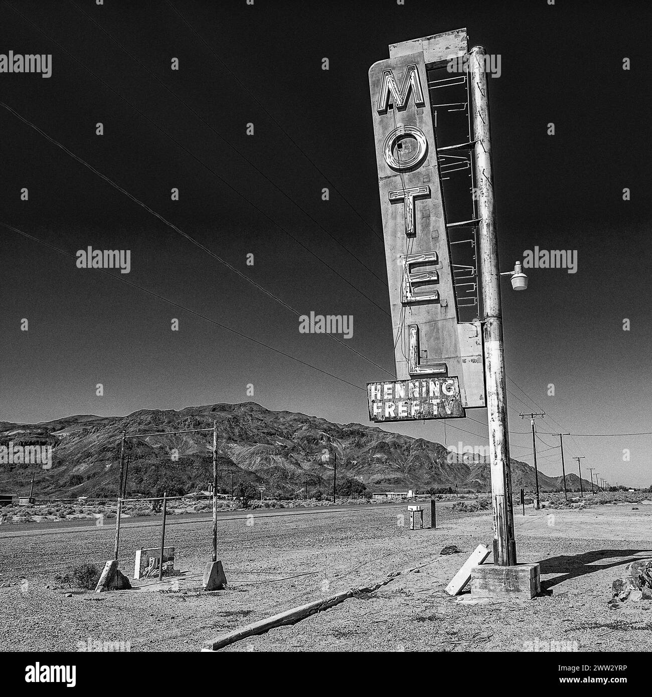 Vieux panneau routier pour un hôtel abandonné dans le désert de Mojave sur la route 66 à Newberry Springs, CA, USA. Banque D'Images