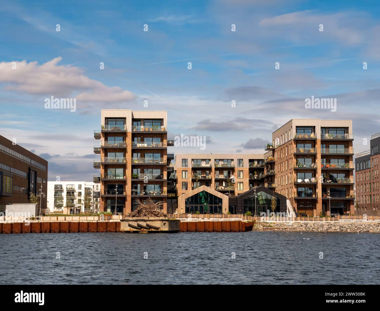 Complexe moderne d'appartements en bord de mer à Nørresundby surplombant Limfjord à Aalborg, Nordjylland, Danemark Banque D'Images