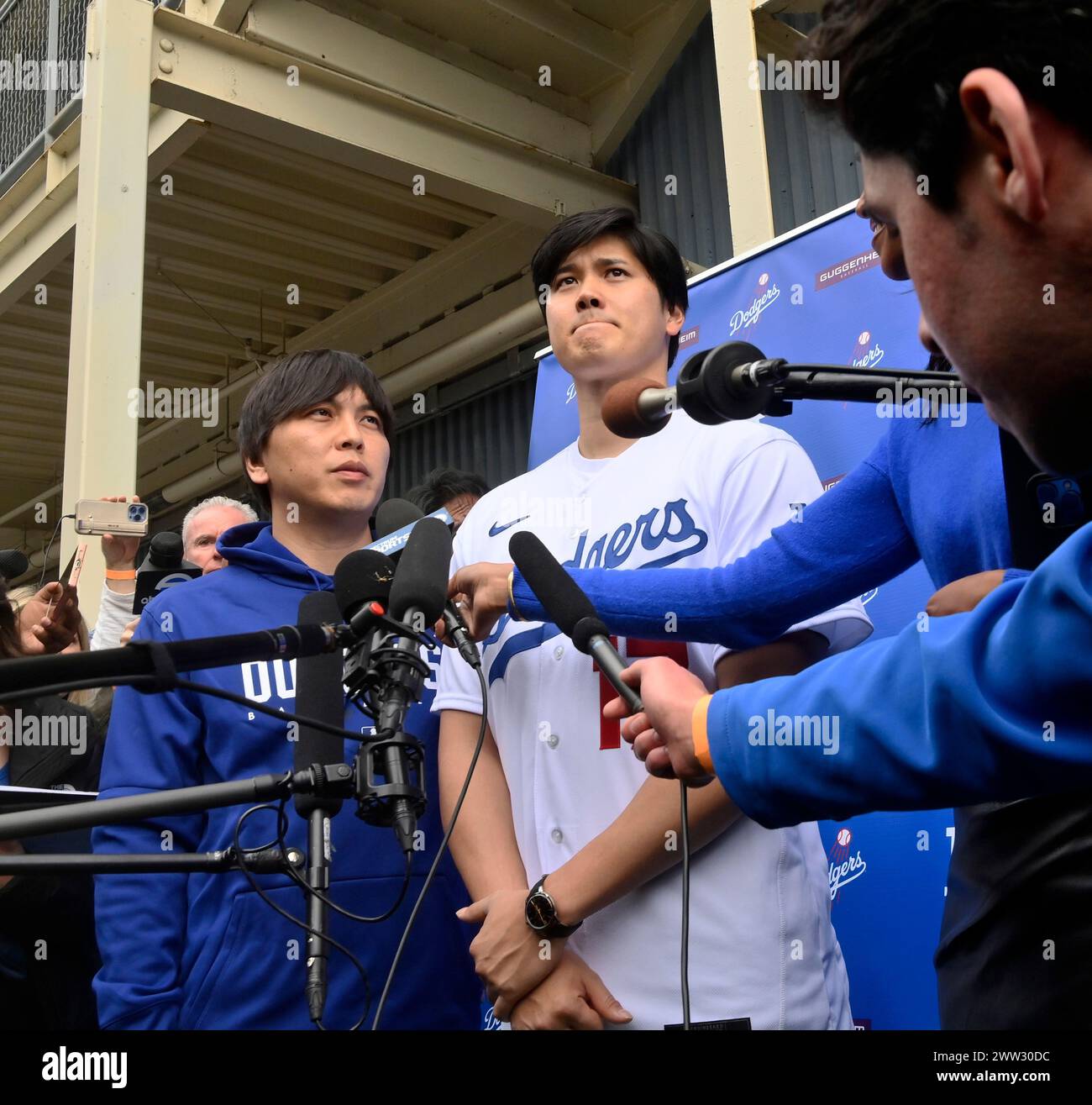 Los Angeles, États-Unis. 03rd Feb, 2024. L'interprète de longue date de Shohei Ohtani, Ippei Mizuhara (à gauche), a été licencié après avoir été accusé d'un vol, qui serait de l'ordre de plusieurs millions de dollars le mercredi 20 mars 2024. Mizuhara, vu avec Ohatani lors d'une conférence de presse au Dodger Stadium de Los Angeles en décembre 2023, est accusé d'avoir volé l'argent de la star du baseball pour placer des Paris illégaux. Photo de Jim Ruymen/UPI crédit : UPI/Alamy Live News Banque D'Images