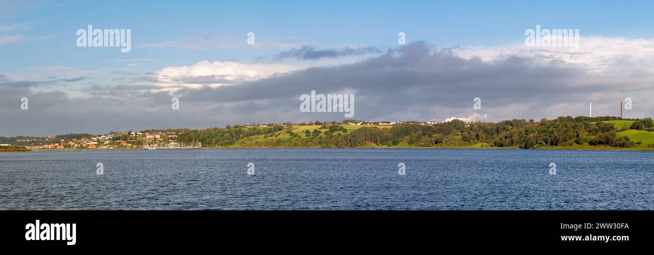 Panorama d'automne de la côte du fjord Mariager près de Hobro, Himmerland, Nordjylland, Danemark, avec des collines boisées Banque D'Images