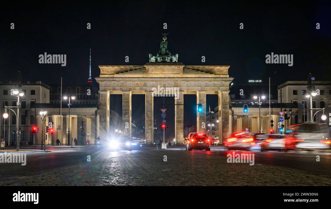 DAS Brandenburger Tor, Am Abend - Lichter der Grossstadt Berlinbilder - Strassen - Aufnahmen 24.02. 2024, Foto : Uwe Koch/HMB Media/Alamy Banque D'Images