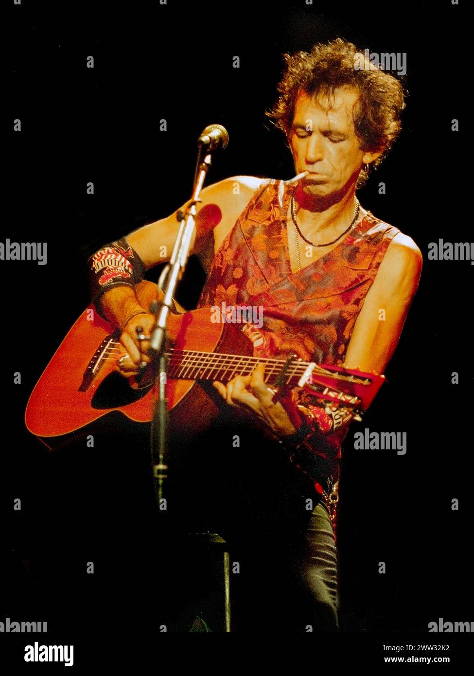 Keith Richards des Rolling Stones jouant à la Brixton Academy, Londres, Royaume-Uni 1995 Banque D'Images