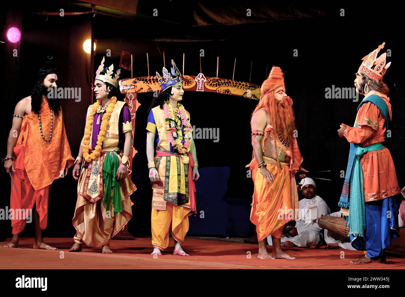 Nagaon, 21 mars 2024 : les talentueux acteurs d'Abinaswar Gosthi, Nagaon, donnent vie à l'intemporelle Ankiya Bhaona 'Ram Bijoy' de Srimanta Sarkardev avec leur performance captivante sous la direction de Dipok Borah à Puranigam, Nagaon, Assam. Crédit : DIGANTA TALUKDAR/Alamy Live News Banque D'Images