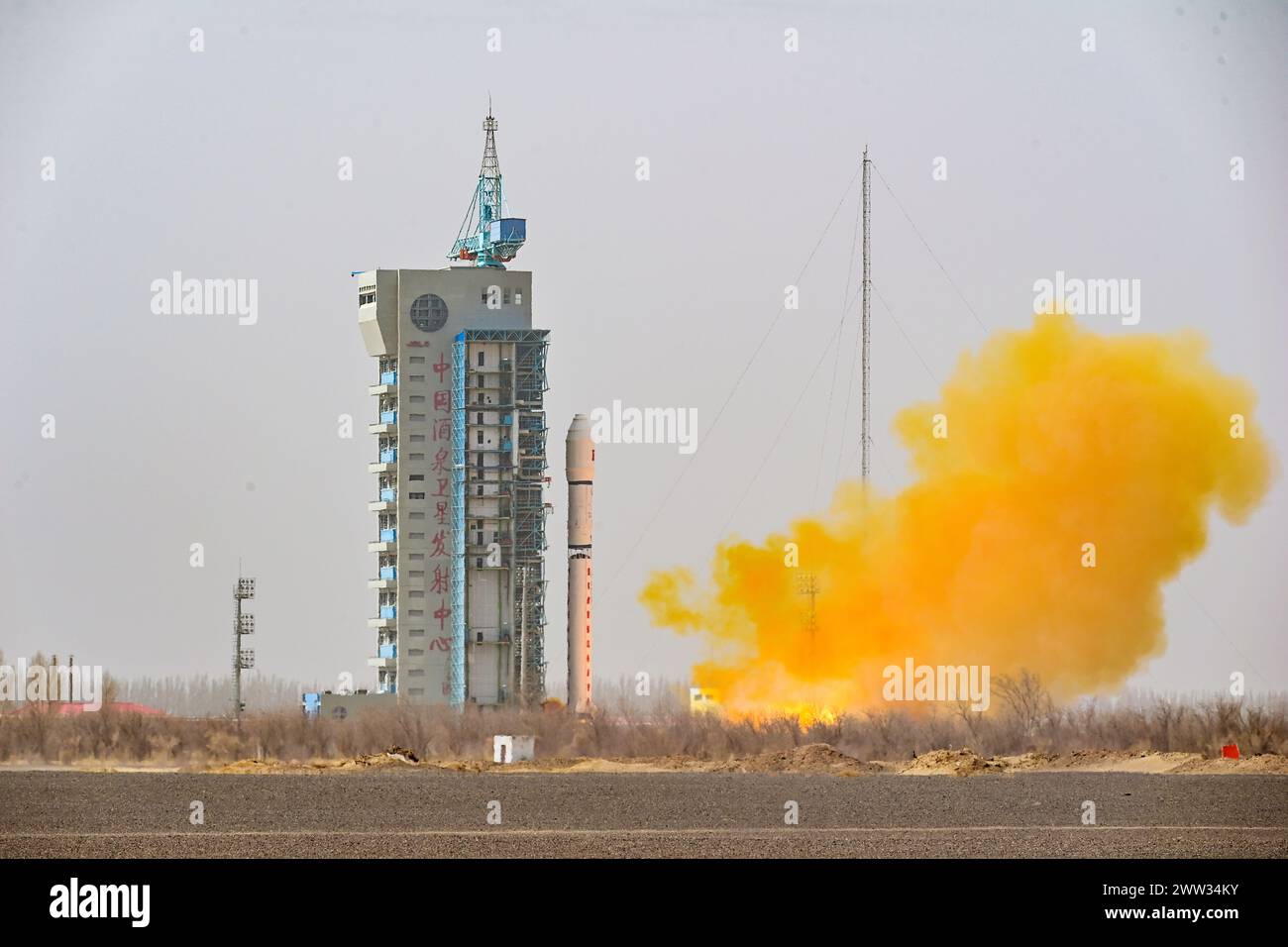 Jiuquan. 21 mars 2024. Une fusée longue March-2D transportant des satellites Yunhai-2 02 décolle du Centre de lancement de satellites de Jiuquan dans le nord-ouest de la Chine, le 21 mars 2024. Jeudi, la Chine a envoyé un groupe de satellites dans l'espace depuis le Centre de lancement de satellites de Jiuquan dans le nord-ouest de la Chine et les satellites sont entrés dans l'orbite prévue. Ces satellites serviront principalement à la détection de l'environnement atmosphérique, à la surveillance de l'environnement spatial, à la prévention et à la réduction des catastrophes et à des expériences scientifiques. Crédit : Wang Jiangbo/Xinhua/Alamy Live News Banque D'Images