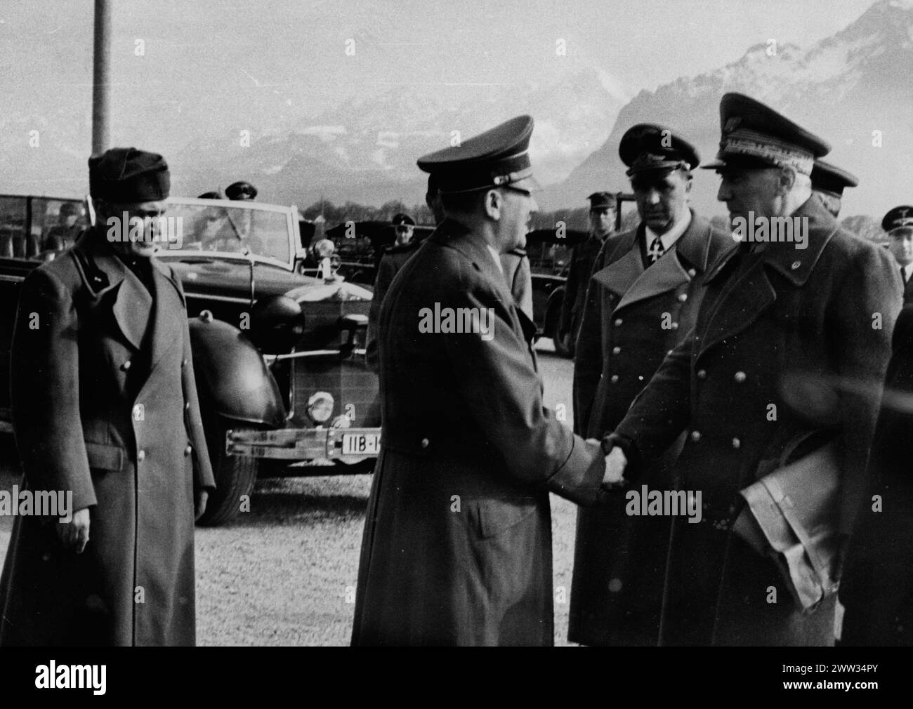 Adolf Hitler (à gauche) salue le maréchal Rodolfo Grazani. Benito Mussolini (premier à partir de la gauche) et l'ambassadeur du Reich en Italie Rahn (deuxième à partir de la droite) sont visibles à côté de lui - 1944-04-22 Banque D'Images